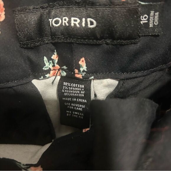 Torrid Mid Short Sateen Floral Black - Picture 9 of 13